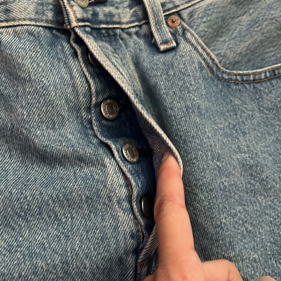 “Levi- High Rise Shorts size 28” - Picture 3 of 6